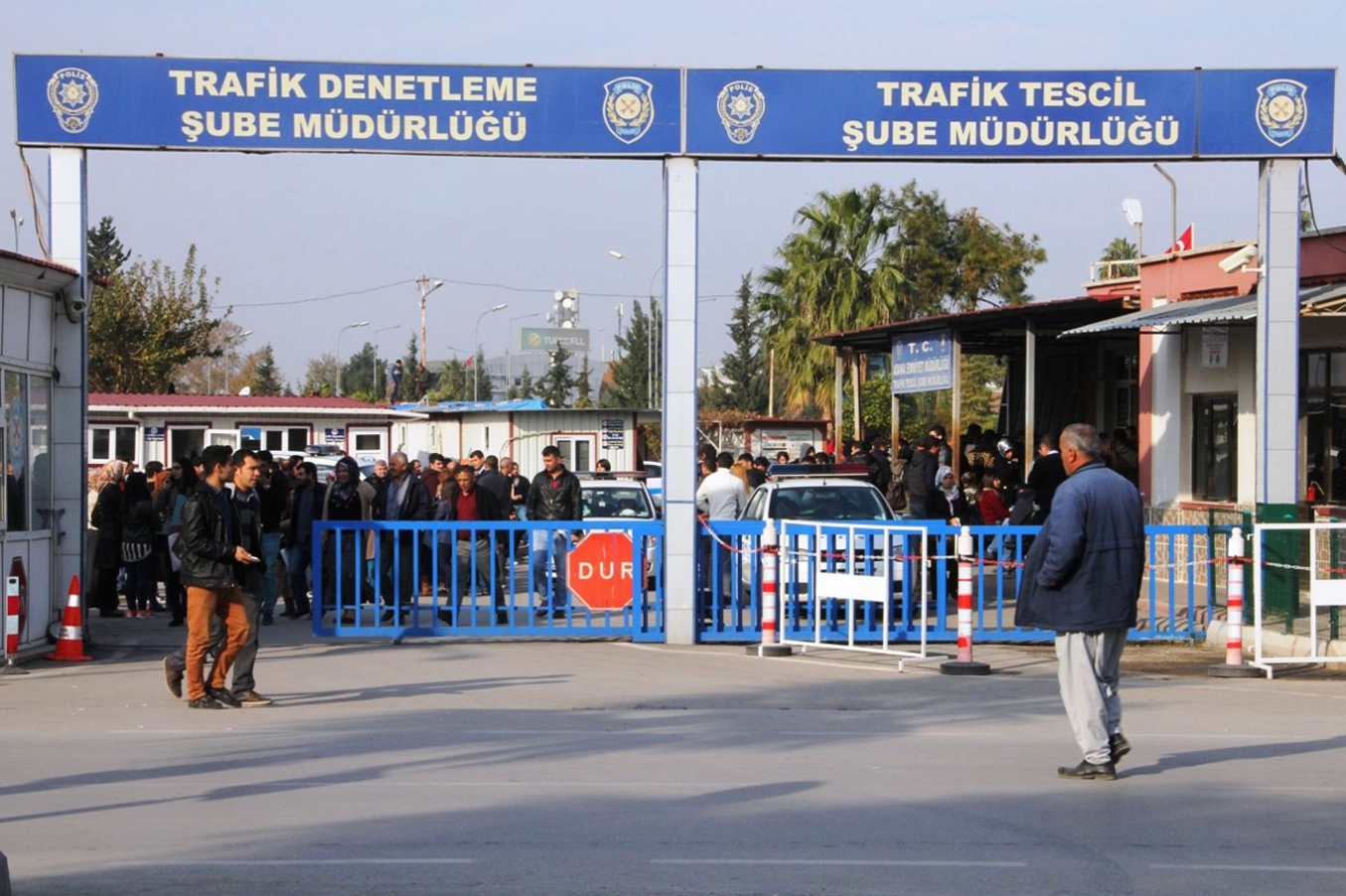 ‘Stajyer Sürücü’ olmamak için Trafik Müdürlüğüne akın ettiler ‘Stajyer Sürücü’ olmamak için Trafik Müdürlüğüne akın ettiler